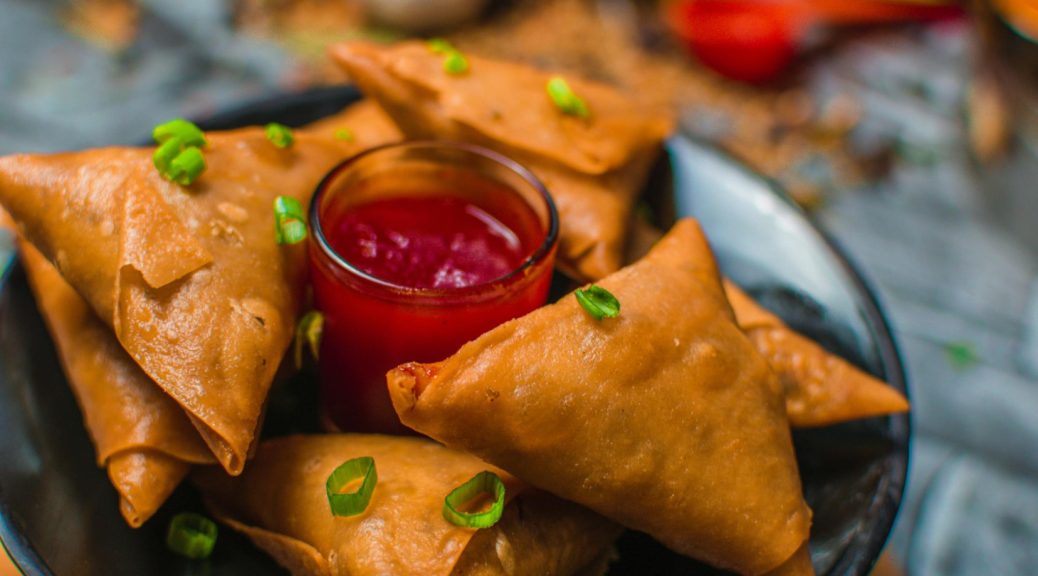 Street food : le samoussa, star croustillante de la restauration rapide